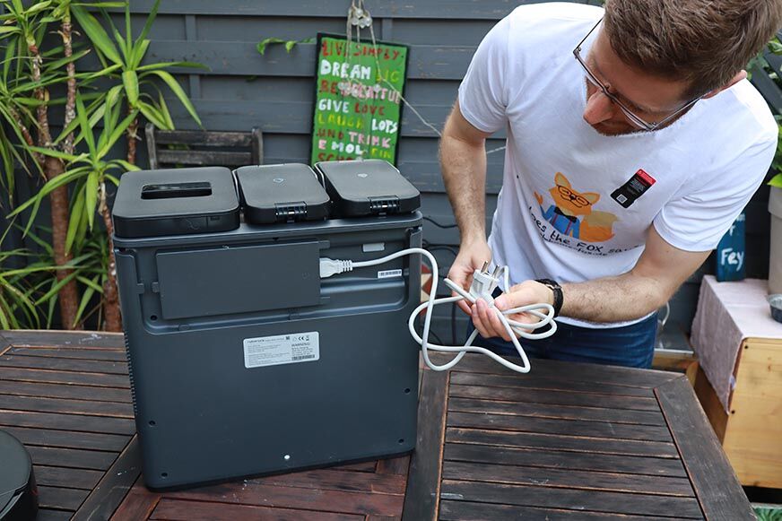 На задней панели станции Roborock S7 MaxV Ultra видна система управления кабелями